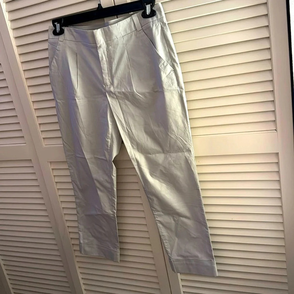 GAP Pants - Gap Ankle Cropped Khaki NWOT pants Size 6 Cotton